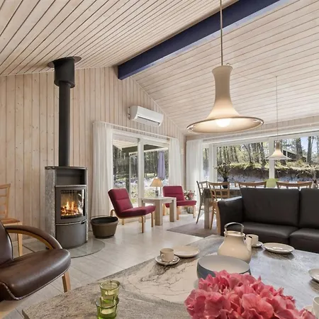 Sylvia - 900m From The Sea By Interhome